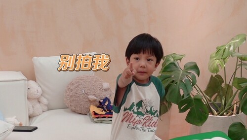 都得给我保密呀！可乐偷喝可乐后警告摄像机
