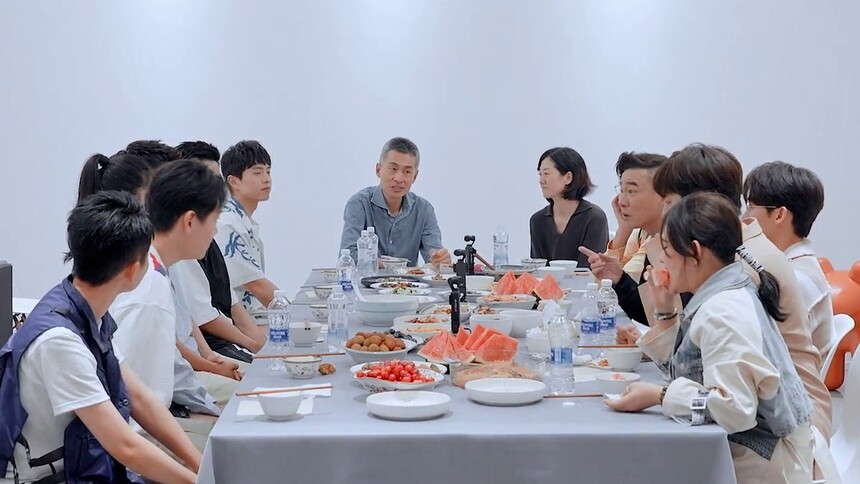初入职场·机长季 7月15日精彩看点：青春飞行团各显身手！陈小春难掩“八卦”好奇心