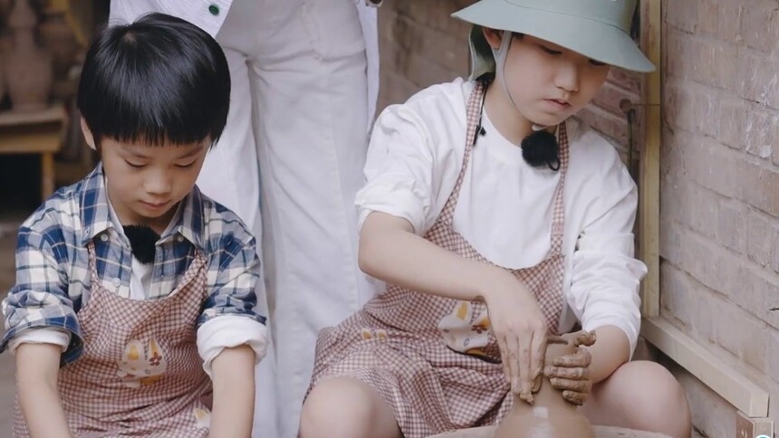 汪涵王敬轩带小孩沉浸式做陶艺
