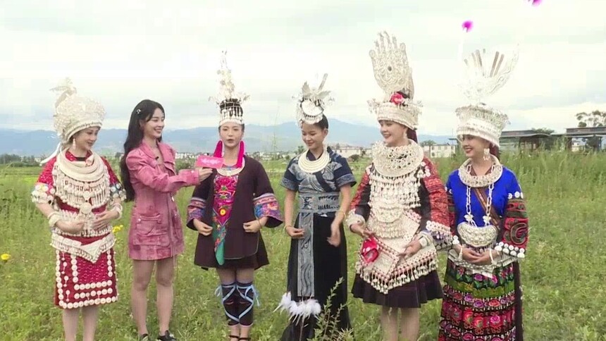 李莎旻子与五朵金花现场互动