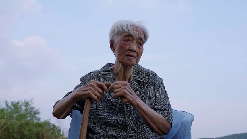 王秀文103岁：看我练个腰再走