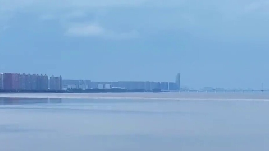 浙江杭州：钱江观潮正当时