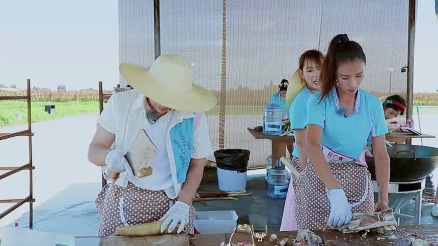 王慧迎剁肉被牛尾巴硬控
