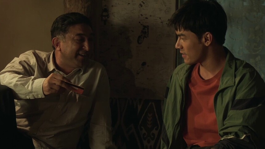 爸爸拿出全部积蓄支持哈里克买摩托车