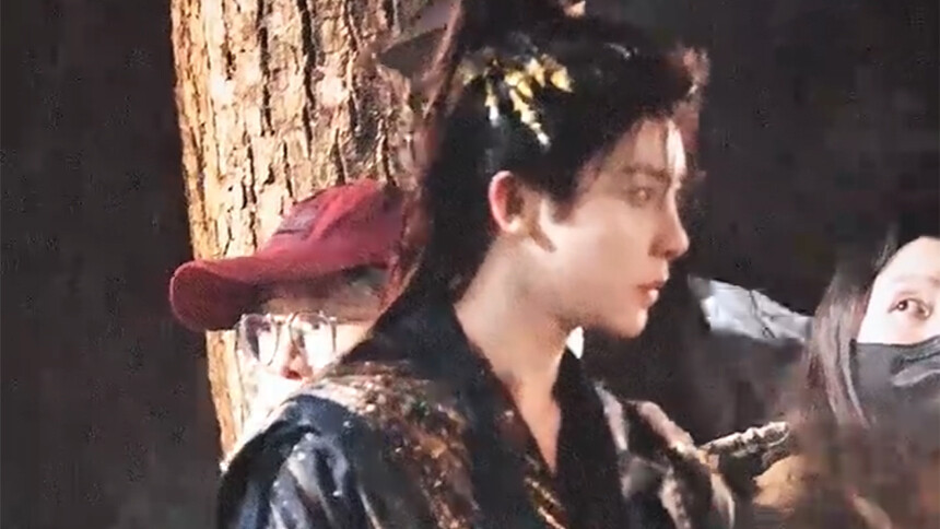 好敬业！侯明昊《入青云》片场深夜拍摄雨戏