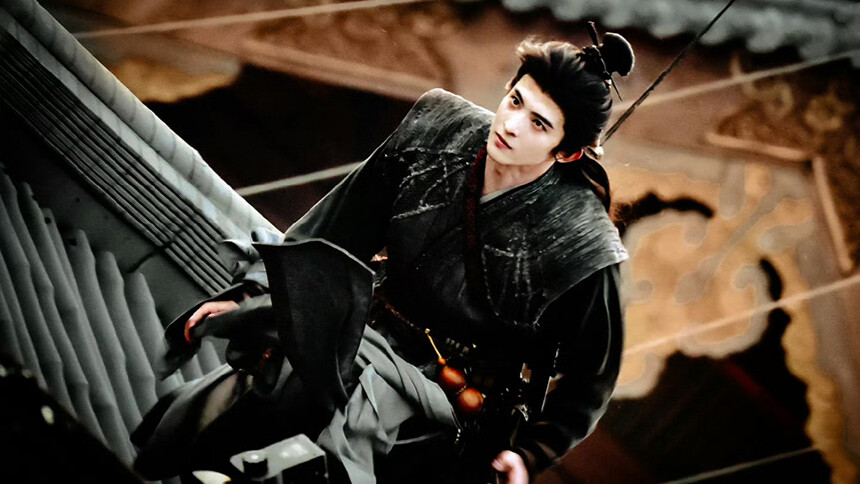 常华森《聊斋》捉妖师屋顶跑路透 身形矫健动作利落