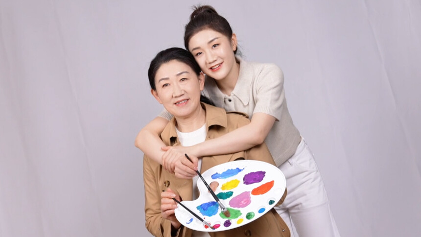 《是女儿是妈妈2》海报侧拍：陈梦逄敏笑容灿烂默契十足
