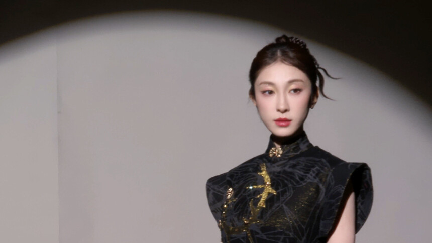 《乘风2025》独家侧拍：张小婉旗袍造型温婉端庄