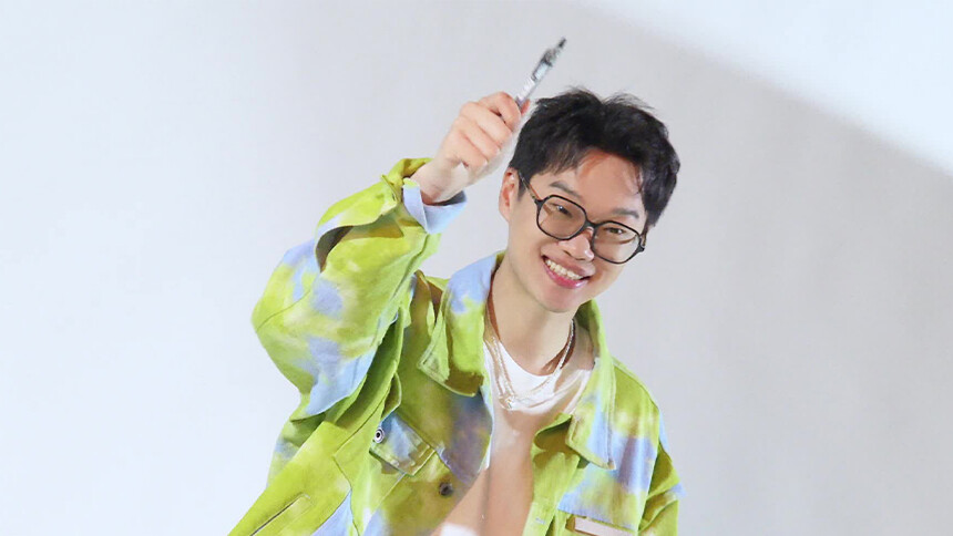 《哈哈没烦恼》独家侧拍：李飞对镜大笑俏皮可爱