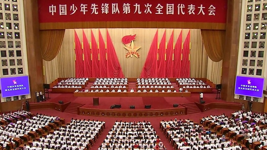 习近平致信祝贺中国少年先锋队第九次全国代表大会召开 强调高举队旗跟党走 培养中国特色社会主义事业合格建设者 祝全国小朋友们“六一”国际儿童节快乐 蔡奇出席开幕会