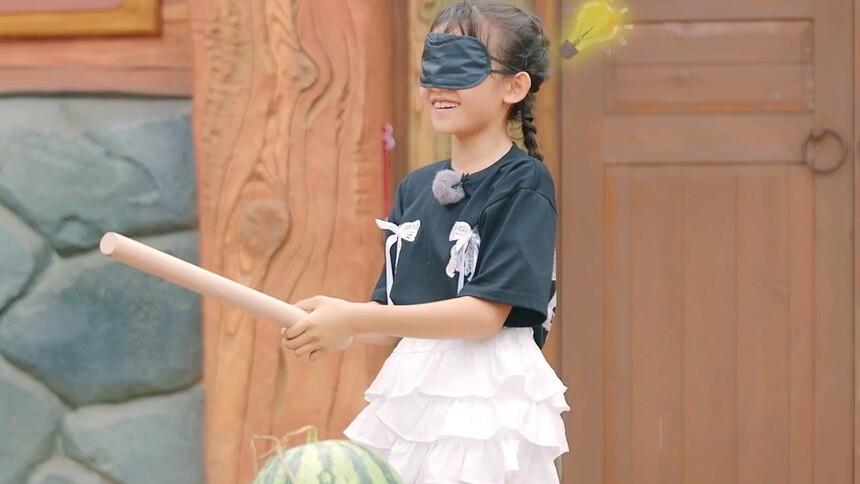 《熊出没·重启未来》之家园守卫战：《水饺皇后》小演员苏伊可 挑战蒙眼打西瓜