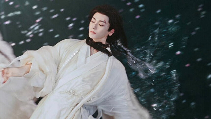 侯明昊《玉茗茶骨》水中路透 白衣造型清冷破碎