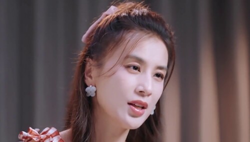 黄圣依向虞书欣偷师撒娇术
