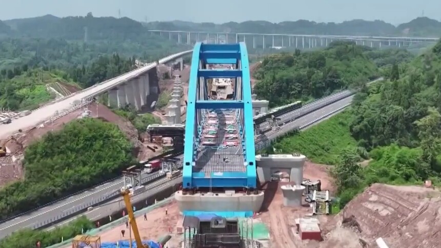 四川达州：西渝高铁跨营达高速公路大桥顶推作业完成