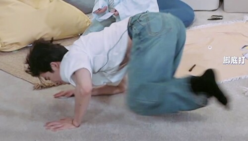 王安宇王星越立定跳远？双双滑跪收场！