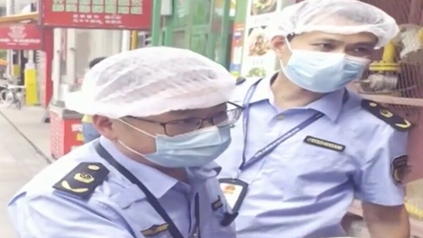 湘江新区“每月一周查外卖”行动进行中：德天顺盖码饭：半成品菜品未覆膜