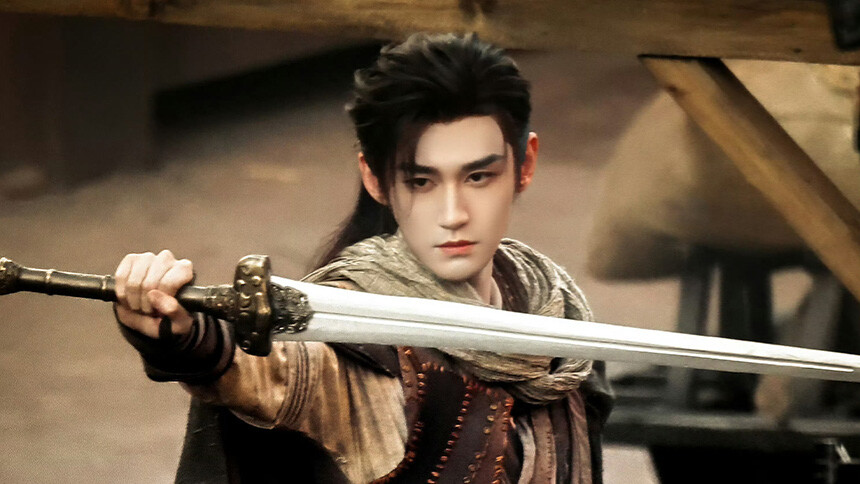 汪铎新剧造型路透释出 披风仗剑可塑性强