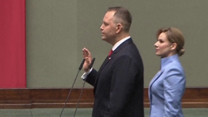 纳夫罗茨基宣誓就任波兰总统