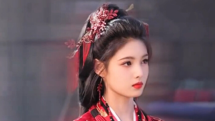 艾米《雀骨》片场红衣路透 精致造型亮眼大气