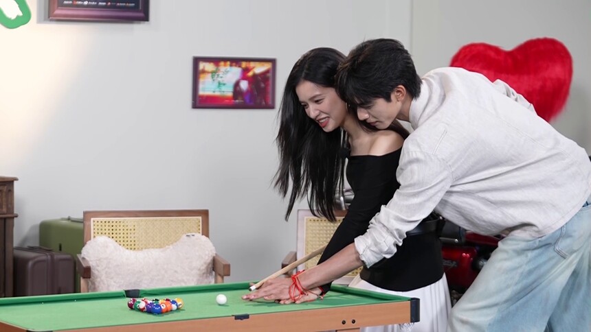 超甜！宋威龙张婧仪绑红绳台球挑战