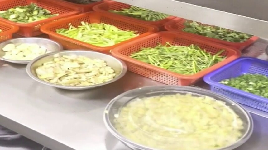 湘江新区“每月一周查外卖”回头看：“蓓蓓厨房”观沙岭店：垃圾桶带盖 半成品覆膜