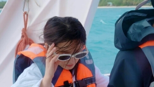 海上风浪迷人眼！李沁浮潜被吹飞睫毛