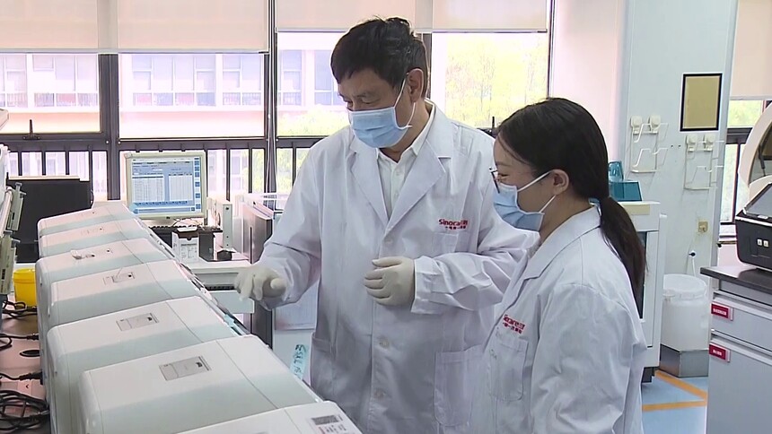 我在湖南挺好的 爱用DeepSeek爱喝奶茶 64岁科学家蔡晓华“很潮”