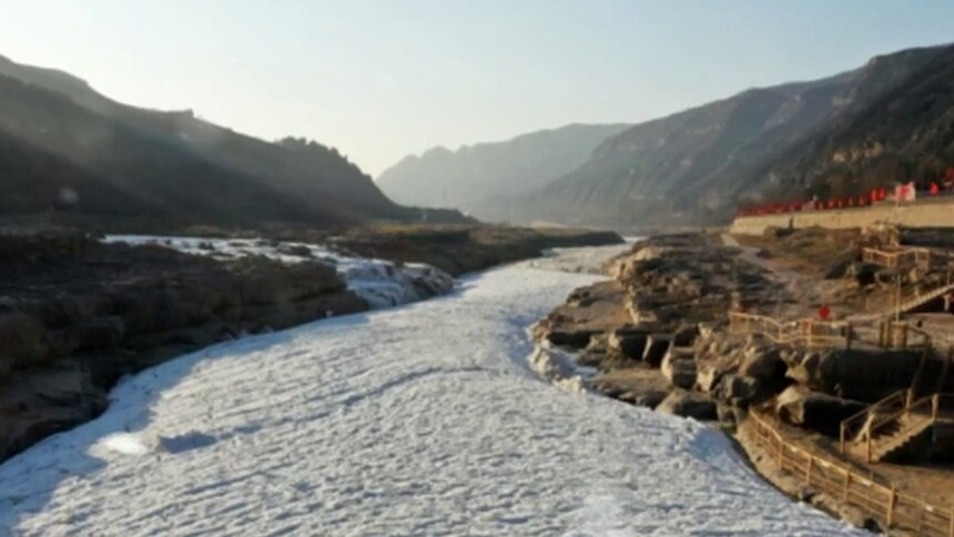 持续低温 黄河壶口瀑布出现“流凌叉桥”奇特景观