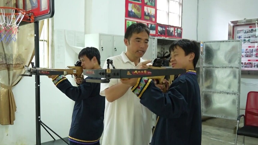 刘玉洪：带着瑶乡娃 射出“命运之弩”