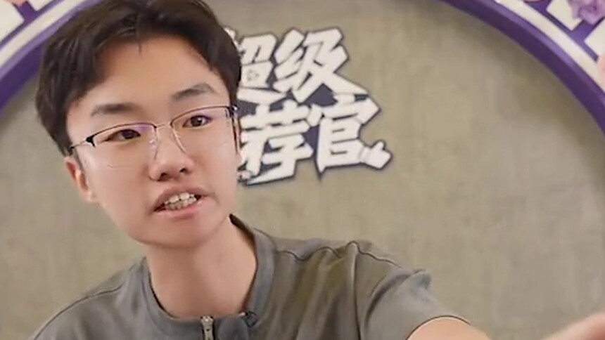 托尼直播美颜开太大，镜头前变“蛇精脸”