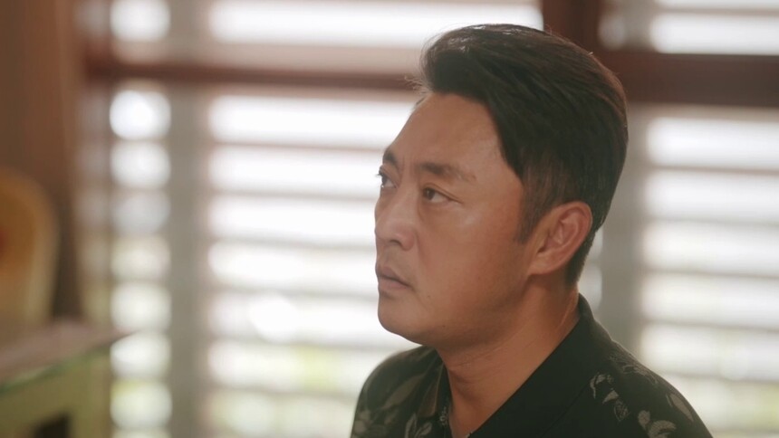 杨明彪道歉无果，惨遭房外露宿