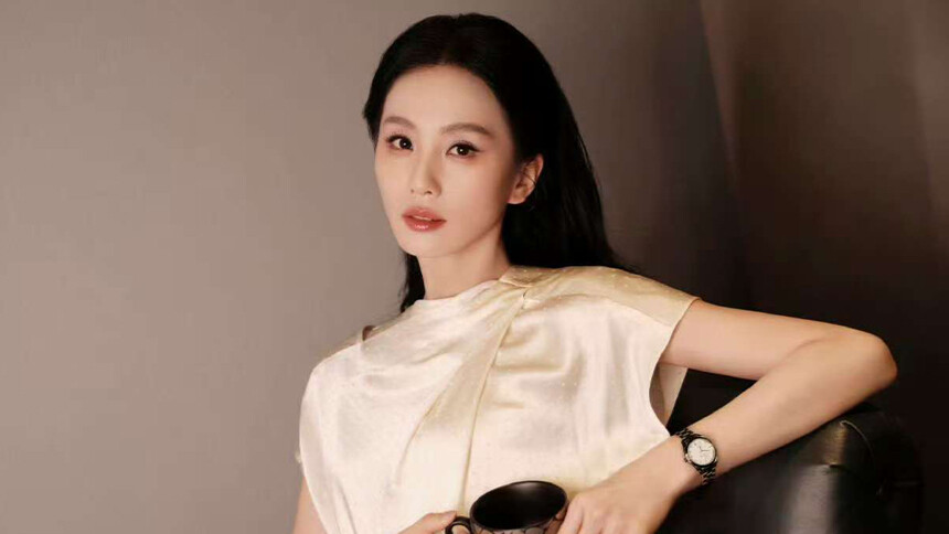 刘诗诗工作室分享拍摄花絮 造型精致气质优雅