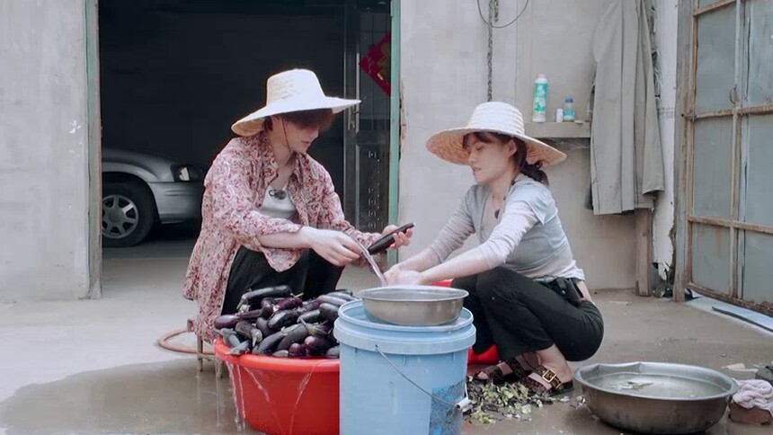 我家那闺女2025 闺女轻加更第1期：井迪给高卿尘露一手结果家里全是烟 罗予彤黄灿灿回忆校园爱情好浪漫