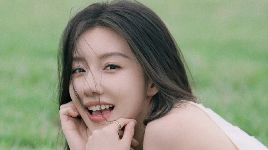 王鹤润分享生日写真 笑容明媚灵动十足