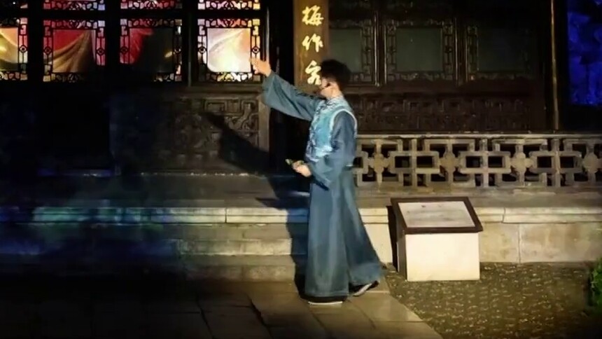 江苏扬州：何园“何堂月色”沉浸式夜演吸引游客