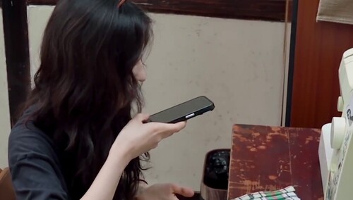 张子枫沉浸式做手工 给杨超越发消息请教缝纫机