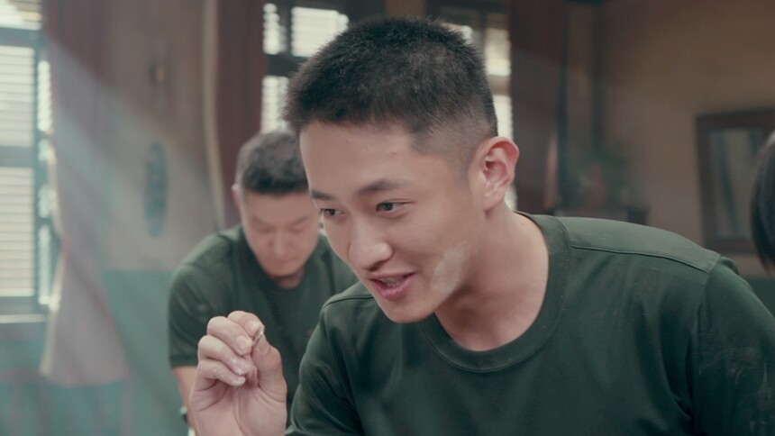 众人包饺子海外过年