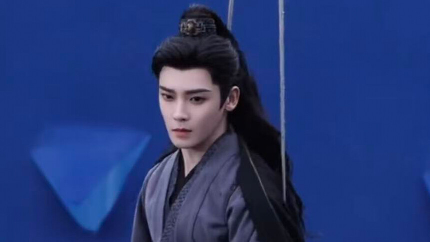 侯明昊《雀骨》威亚路透 紫衣墨披演绎飞檐走壁