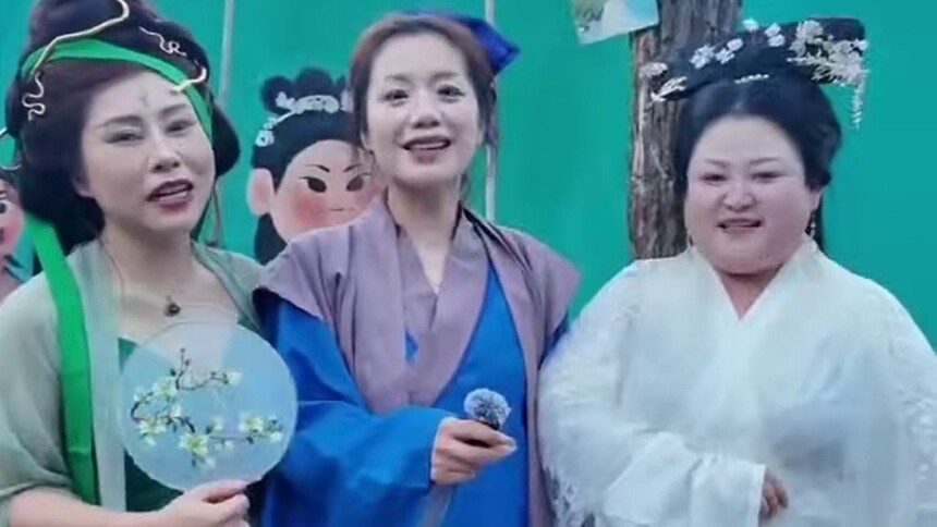 次元壁破裂！“白娘子”沉浸式打卡网红彩绘墙