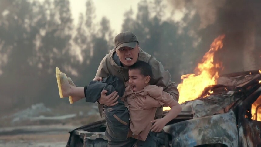 邱天张岚突遇战火，二人配合解救孩子