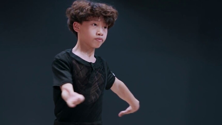 闯关前先来段拉丁舞帅翻全场！这届小朋友太会整活了！