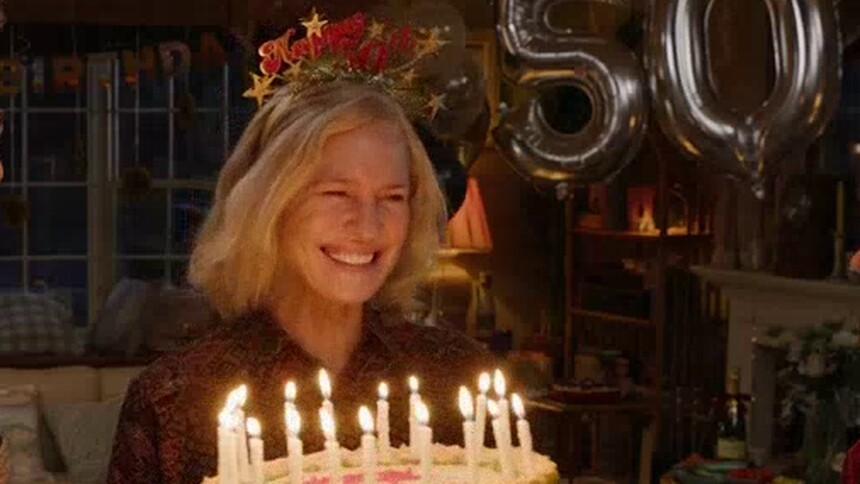 众人为玛格丽特庆祝50岁生日