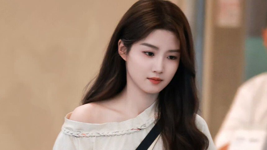 卢昱晓《折月亮》机场路透 甜妹造型清新灵动