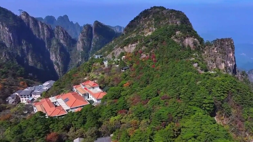 安徽黄山：秋色缤纷醉游人