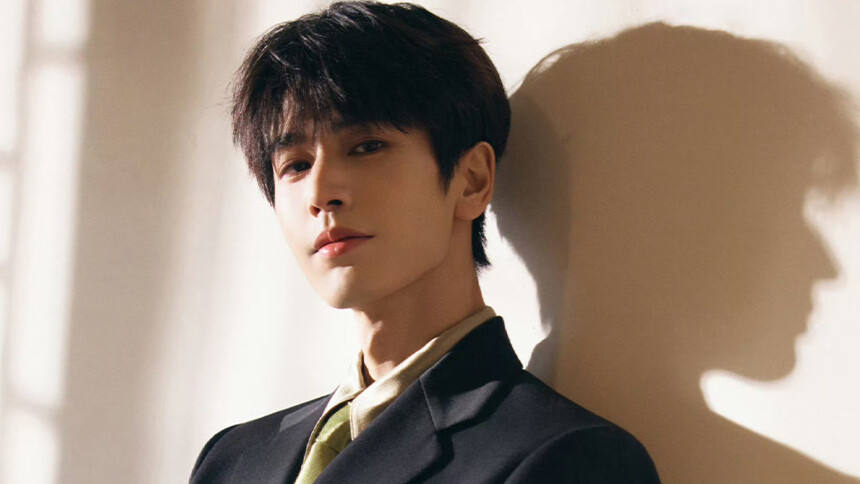 张凌赫工作室分享拍摄花絮 西装造型斯文贵气