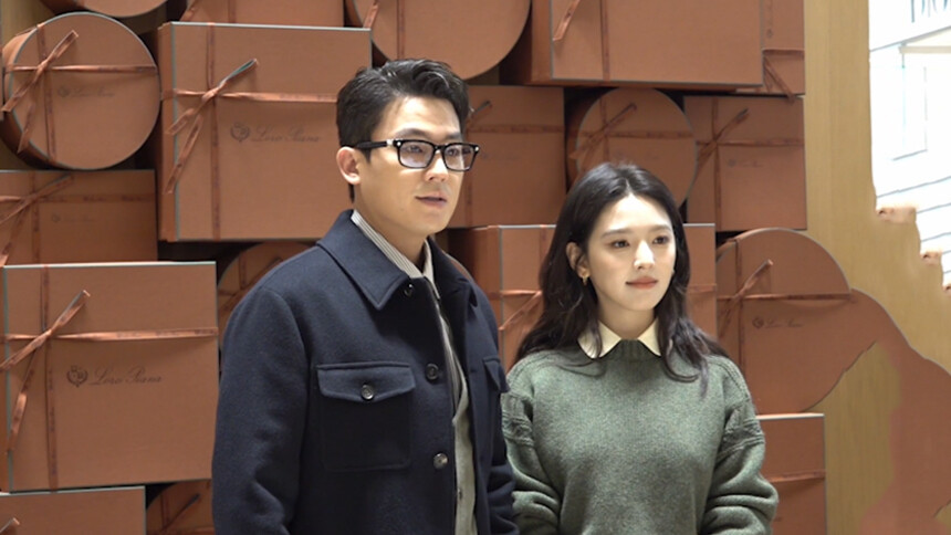 欧豪章若楠同框出席品牌活动 分享年末总结与计划