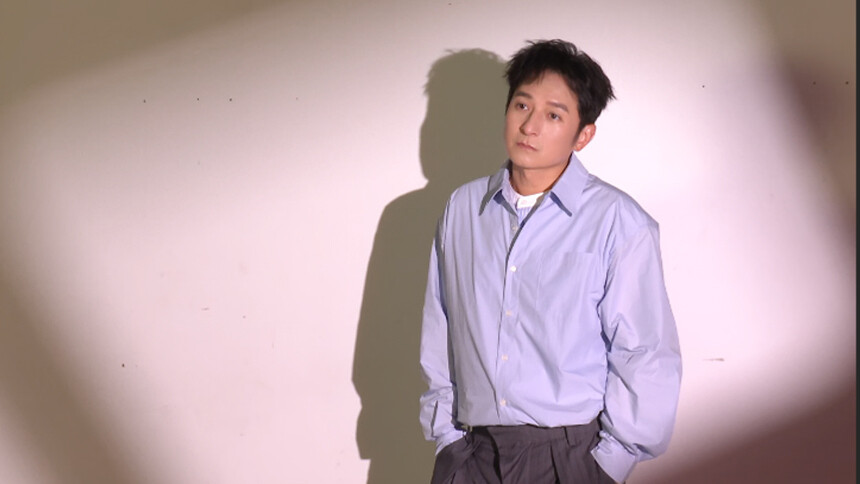 《再见爱人5》海报侧拍：李维嘉衬衣造型简约清爽