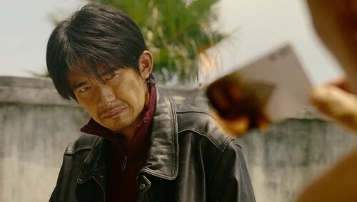《狂野时代》“嗅觉”篇章预告 易烊千玺演绎“骗子大叔”上演“特异功能”