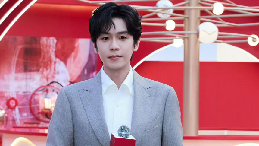 张若昀帅气亮相主题展 畅聊休闲娱乐活动