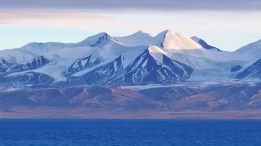 青海哈拉湖冰凌进入黄金观赏期